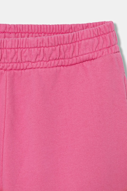 Guess spodnie dresowe bawełniane dziecięce J5YQ18.KAV34.9BYA różowy AW25