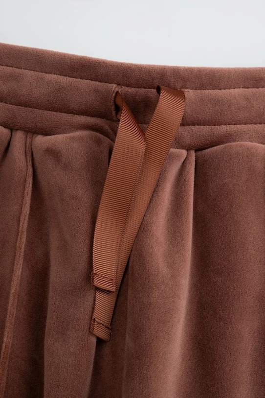 Dievča Velúrové tepláky Coccodrillo ZC5120102CGJ hnedá