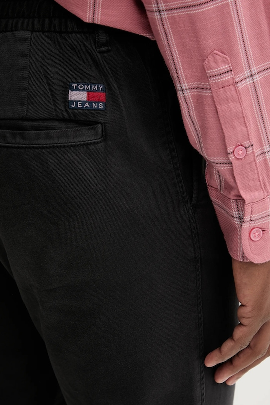 Βαμβακερό παντελόνι Tommy Jeans μαύρο DM0DM21705