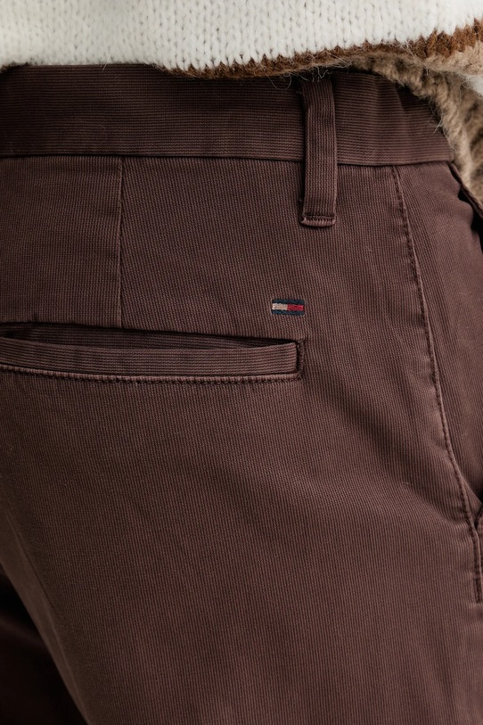 Nohavice Tommy Jeans hnedá DM0DM22001