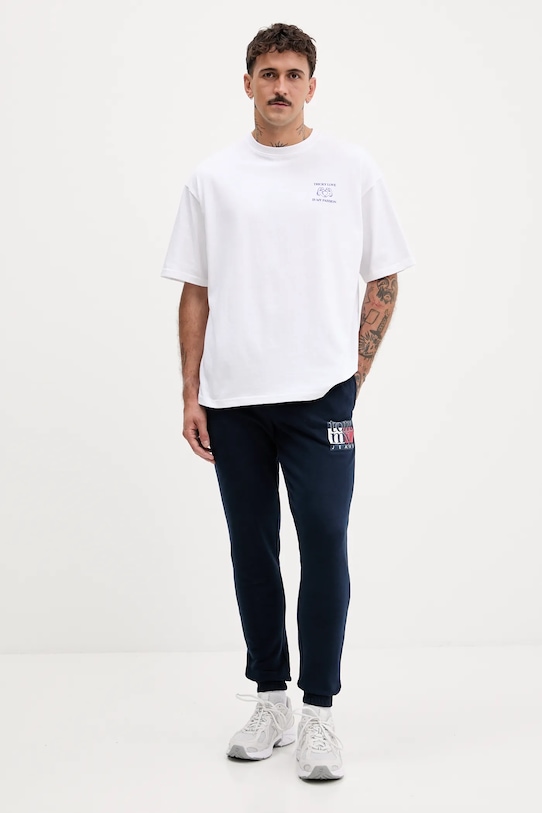 Bavlnené tepláky Tommy Jeans DM0DM22094 tmavomodrá AW25