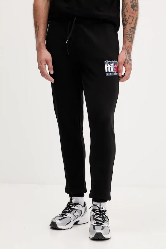 Bombažen spodnji del trenirke Tommy Jeans Z elastanom črna DM0DM22094