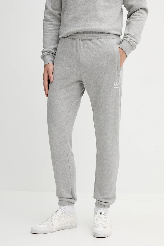 Памучен спортен панталон adidas Originals Essentials щампа сив JY6271