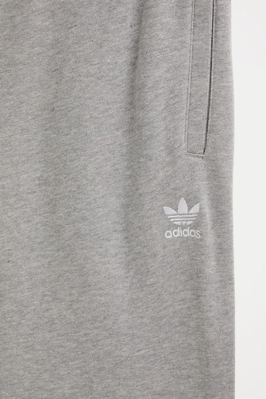 Памучен спортен панталон adidas Originals Essentials сив JY6271