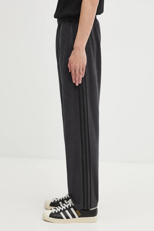 Кадифен панталон adidas Originals Sst Tp JW8377 черен AW25