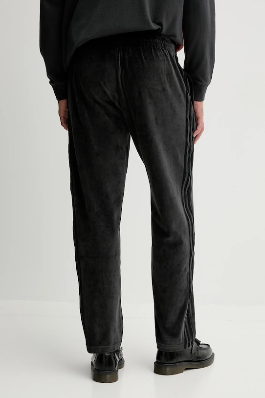 Дрехи Кадифен панталон adidas Originals Sst Tp JW8377 черен
