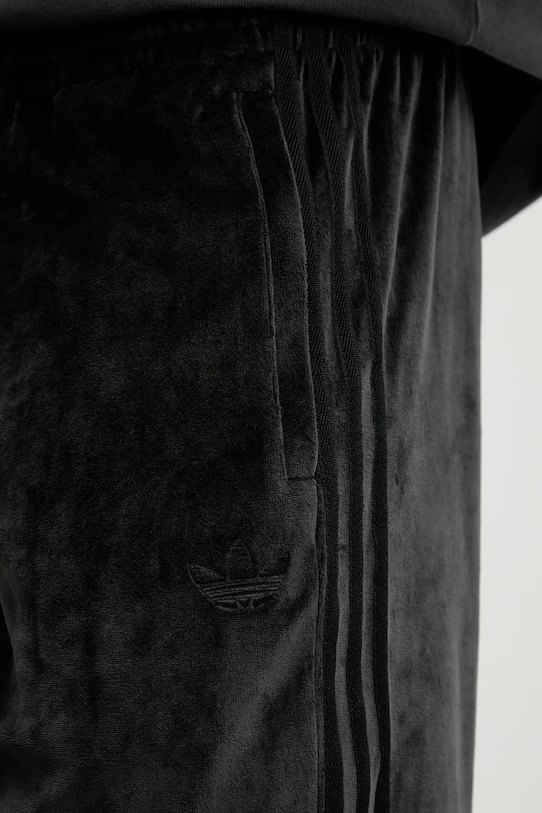 Кадифен панталон adidas Originals Sst Tp черен JW8377
