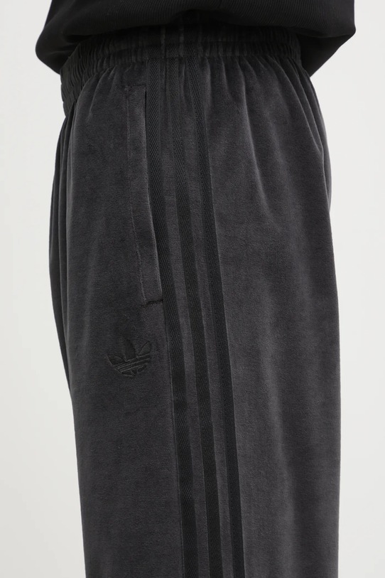 Кадифен панталон adidas Originals Sst Tp черен JW8377