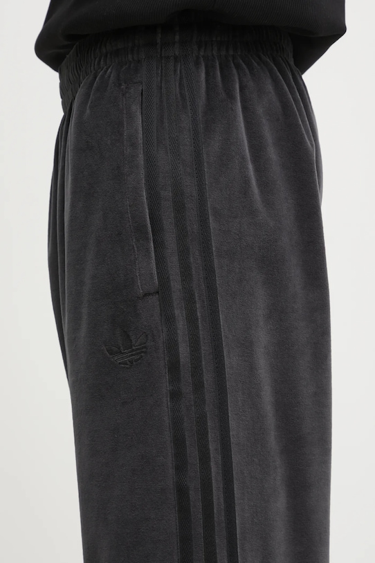 Кадифен панталон adidas Originals Sst Tp черен JW8377