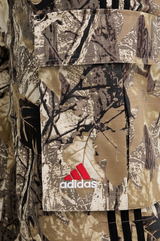 Бавовняні штани adidas Originals OG Camo Pant бежевий KD6256