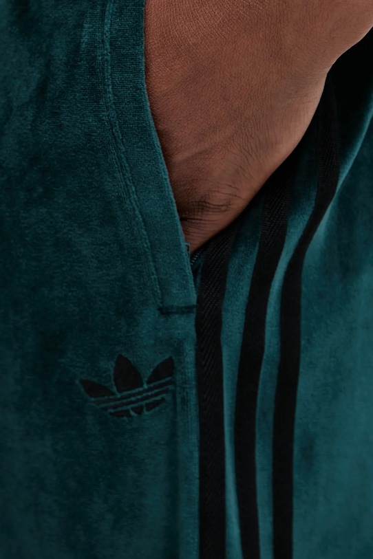 Βελούδινο παντελόνι φόρμας adidas Originals Sst Tp πράσινο JX1551