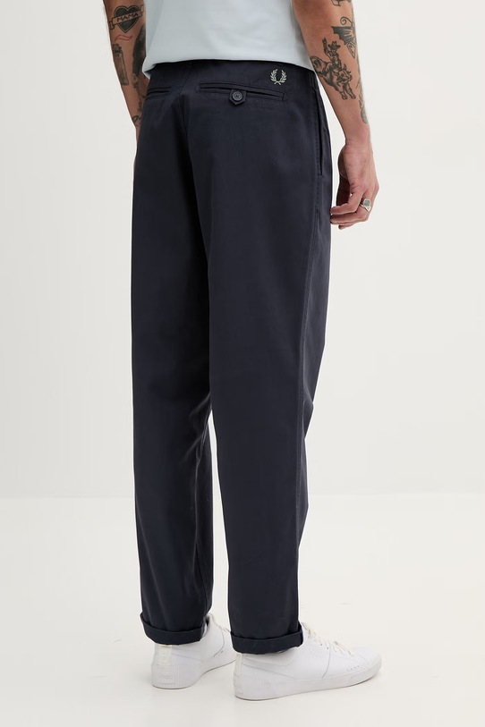 Odzież Fred Perry spodnie bawełniane T9130 granatowy