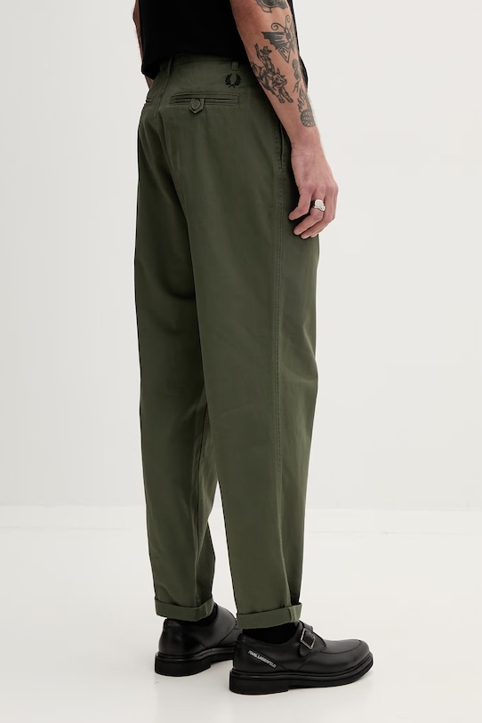 Odzież Fred Perry spodnie bawełniane T9130 zielony