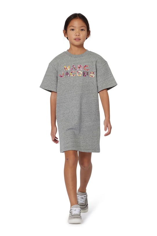 Παιδικό βαμβακερό φόρεμα Marc Jacobs απλικέ γκρί W60607.156