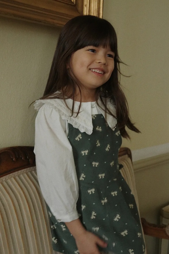 Konges Sløjd sukienka bawełniana dziecięca AVERY FRILL OVERALL DRESS GOTS wzorzyste zielony KS104200.9BYA