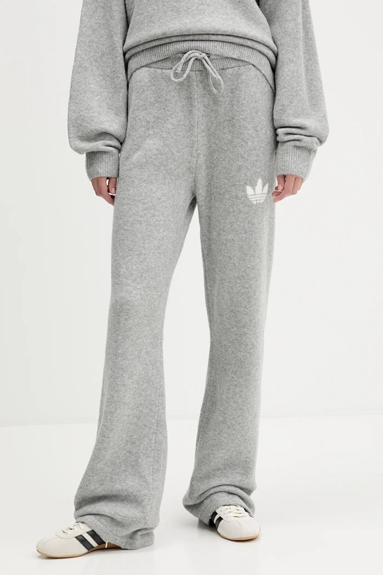 Φούτερ με μείγμα από μαλλί adidas Originals Knitted Pants με ελαστάν γκρί KF2534