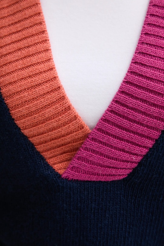 United Colors of Benetton kamizelka z dodatkiem wełny 16YCE403M granatowy