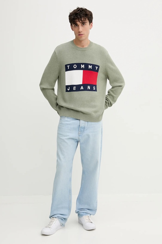 Памучен пуловер Tommy Jeans DM0DM22105 зелен AW25