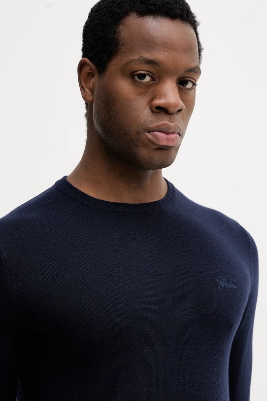 Svetr z hedvábné směsi Guess DANIEL námořnická modř M5YR26.Z0122