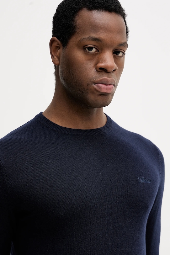Svetr z hedvábné směsi Guess DANIEL námořnická modř M5YR26.Z0122