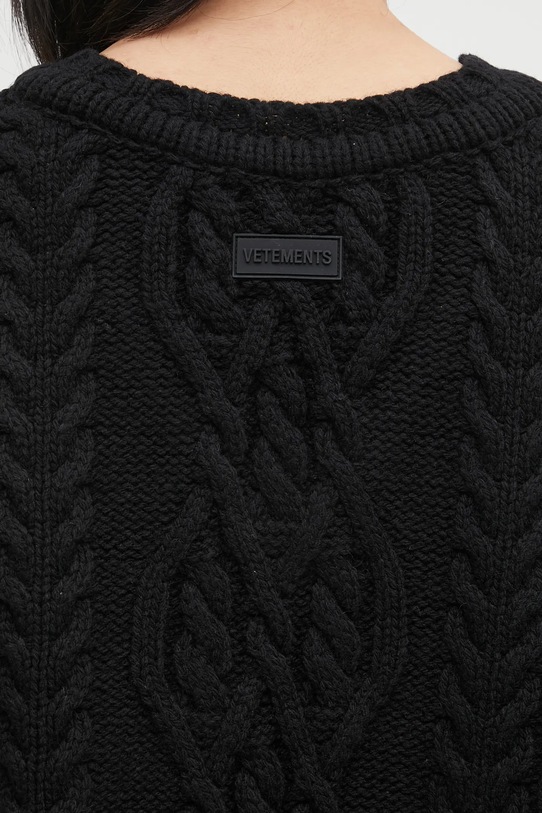 Vuneni pulover VETEMENTS Cable-Knit UH76KN600B crna