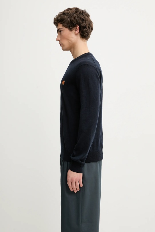 Vuneni pulover Maison Kitsuné Fox Head Merino Regular PM00801KT1181 mornarsko plava AW25