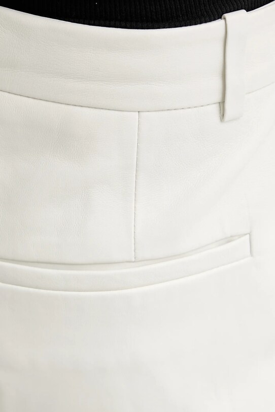 Gestuz pantaloni scurți de piele alb 10910162