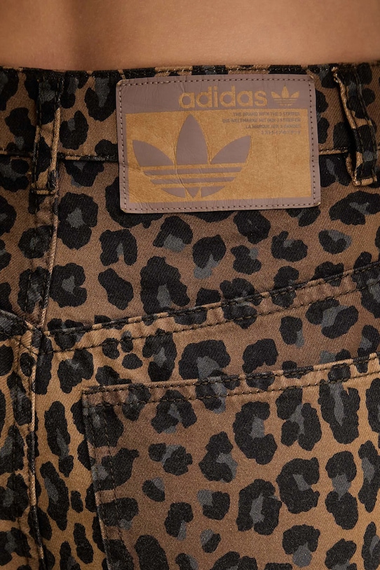 Rifľové krátke nohavice adidas Originals hnedá KA2676