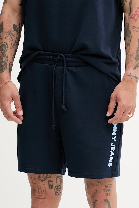 Bombažne kratke hlače Tommy Jeans Pletenina mornarsko modra DM0DM21781