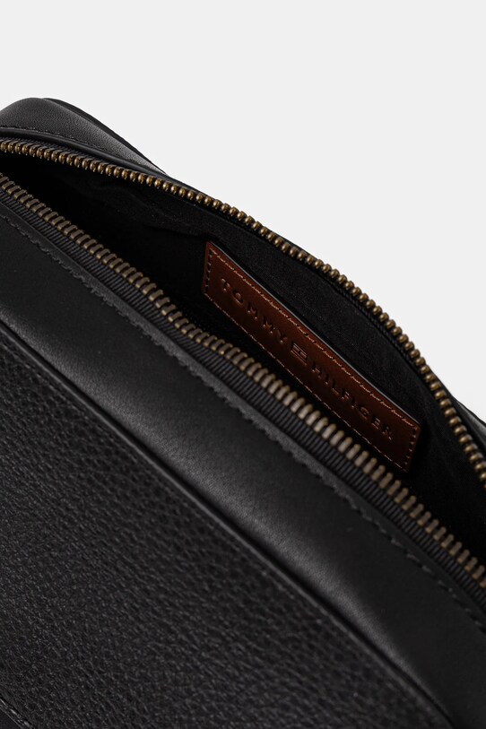 Δερμάτινο φακελάκι Tommy Hilfiger μαύρο AM0AM13505