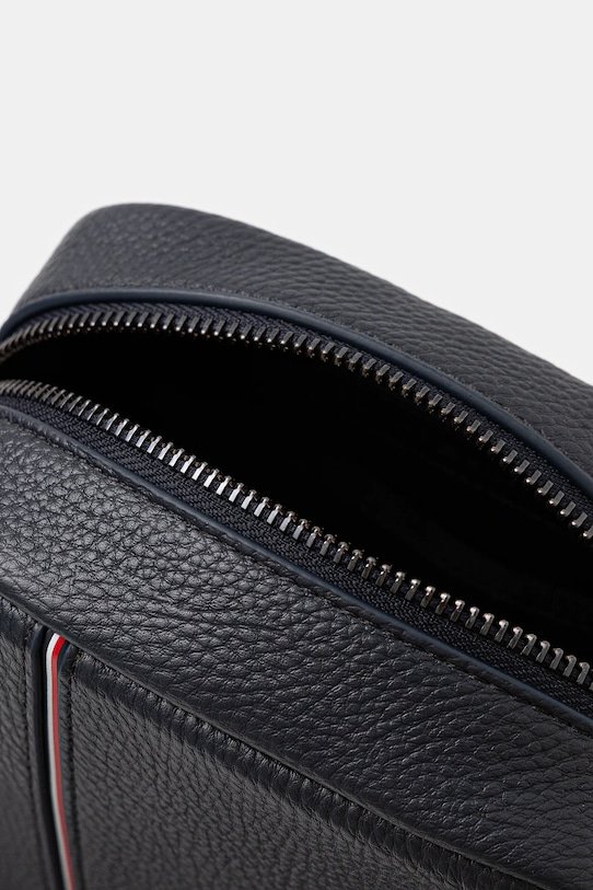 Malá taška Tommy Hilfiger AM0AM13632 tmavomodrá