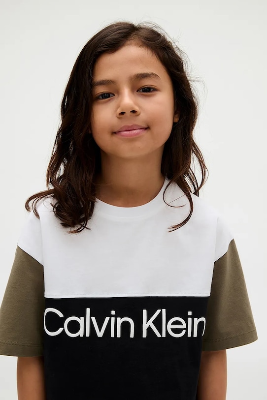 Παιδικό βαμβακερό μπλουζάκι Calvin Klein Jeans IB0IB02528.104.116.9BYA μαύρο