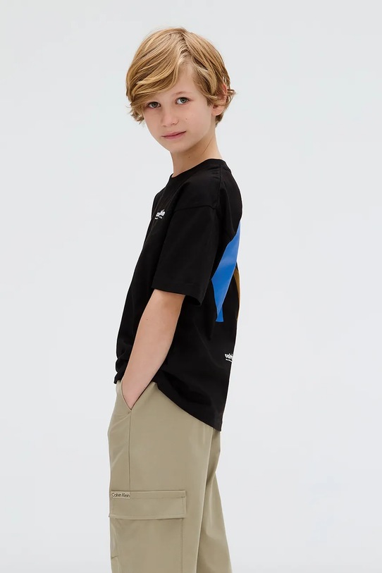 Παιδικό βαμβακερό μπλουζάκι Calvin Klein Jeans IB0IB02543.9BYA μαύρο