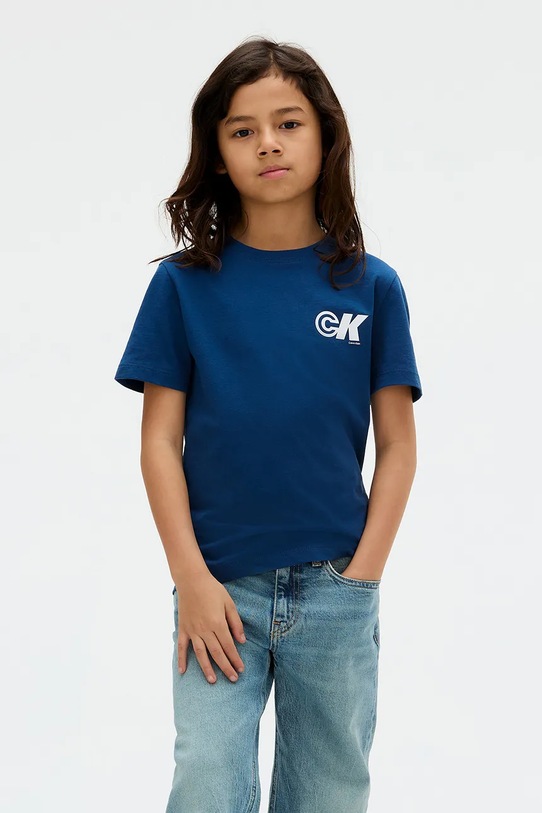 Παιδικό βαμβακερό μπλουζάκι Calvin Klein Jeans στάμπα μπλε IB0IB02544.9BYA