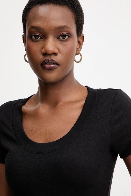 Tričko z hodvábnej zmesi Guess TINA čierna W5YP11.KCNH2