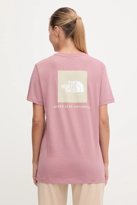 Βαμβακερό μπλουζάκι The North Face με μοτίβο ροζ NF0A87NKFA71
