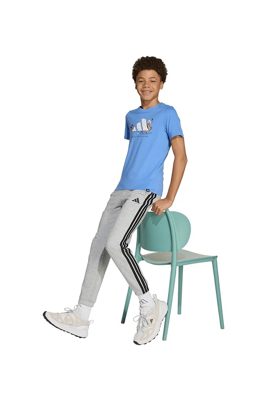 Памучна тениска adidas JY4950 син