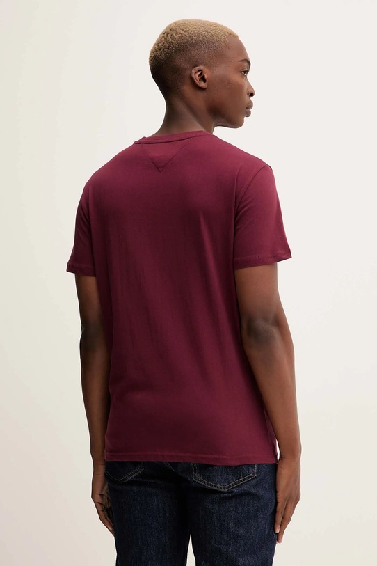 Bavlněné tričko Tommy Jeans DM0DM21780 burgundské AW25