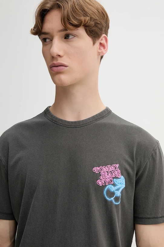 Βαμβακερό μπλουζάκι Tommy Jeans γκρί DM0DM21829