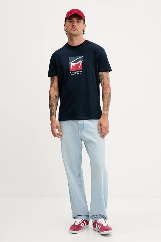 Pamučna majica Tommy Jeans DM0DM21940 mornarsko plava AW25