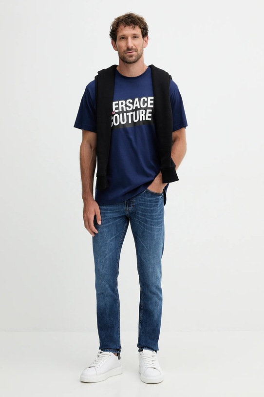 Pamučna majica Versace Jeans Couture 79GAHP02.CJ01P mornarsko plava AW25