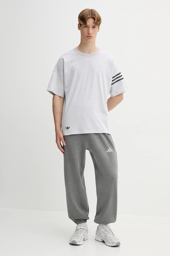 Памучна тениска adidas Originals Neuclassics HZ3699 сив AW25