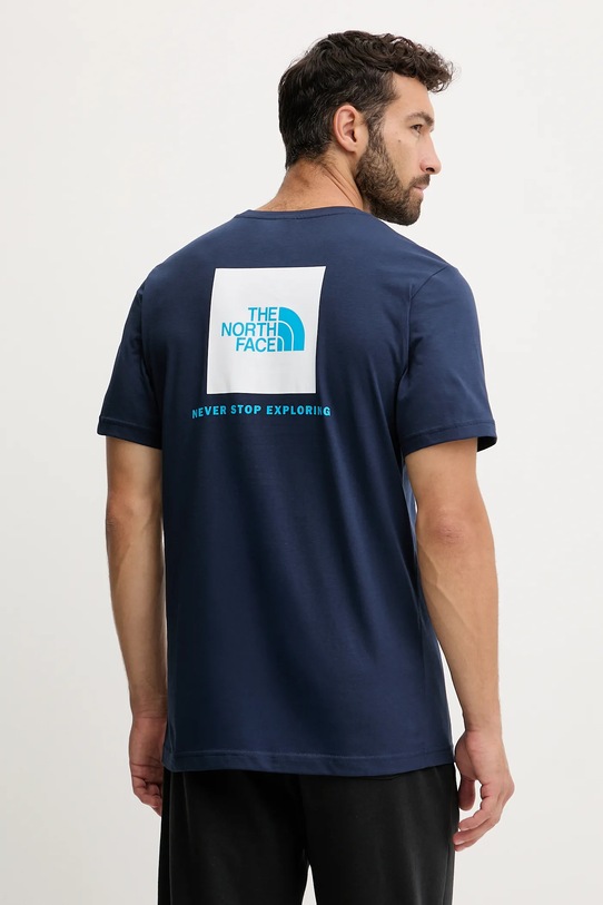 Bombažna kratka majica The North Face Redbox Vzorčasti modra NF0A87NPI851