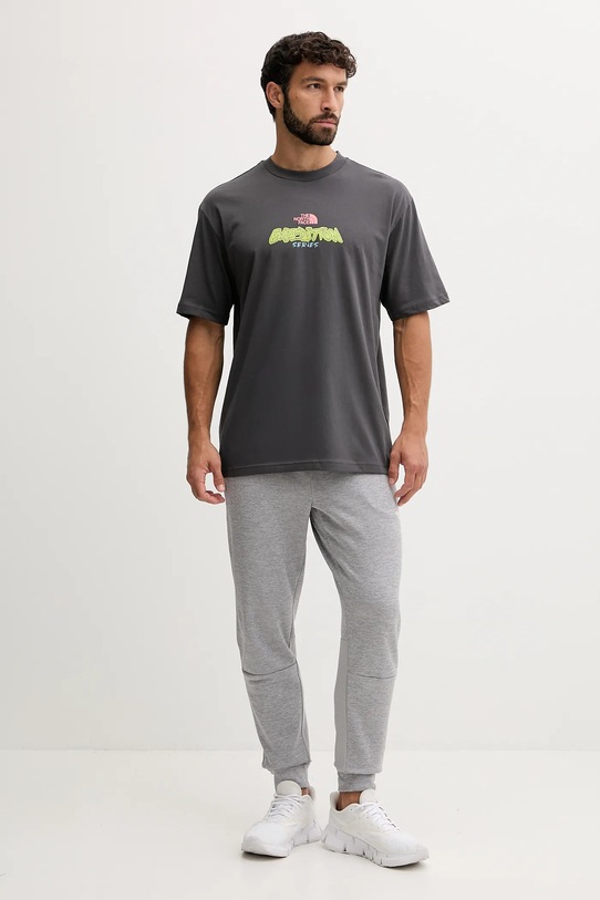 Bombažna kratka majica The North Face Expedition Celebration NF0A8E3CRHI1 siva AW25