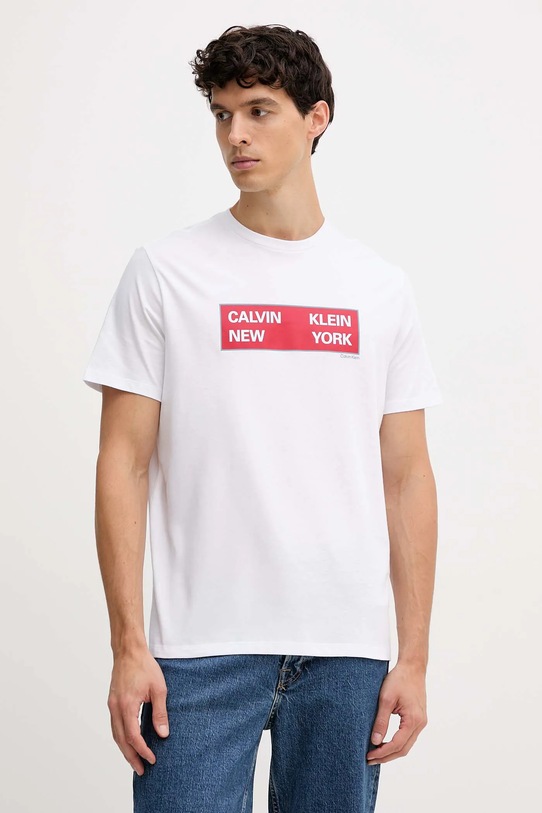 Βαμβακερό μπλουζάκι Calvin Klein Jeans στάμπα λευκό LV04RD816G