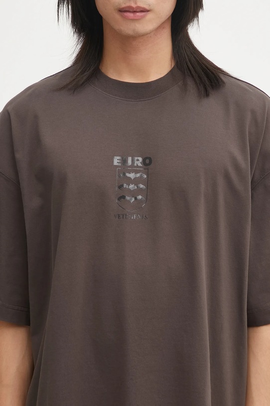 Βαμβακερό μπλουζάκι VETEMENTS Bats Logo Regular καφέ UH76TR650C