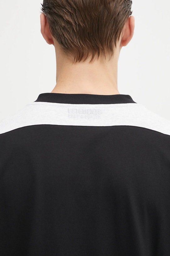 Βαμβακερό μπλουζάκι VETEMENTS Cut-Up V-Neck UH76TR265BG μαύρο