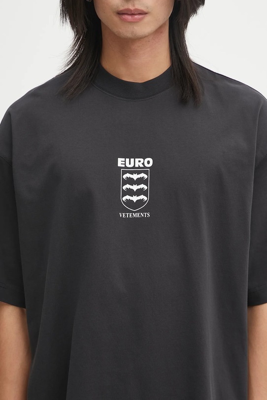 Βαμβακερό μπλουζάκι VETEMENTS Bats Logo Regular μαύρο UH76TR650B