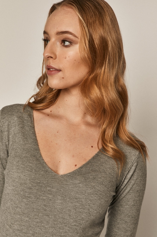 Sweter damski z dekoltem z gładkiej dzianiny szary RS21.SWD040 szary