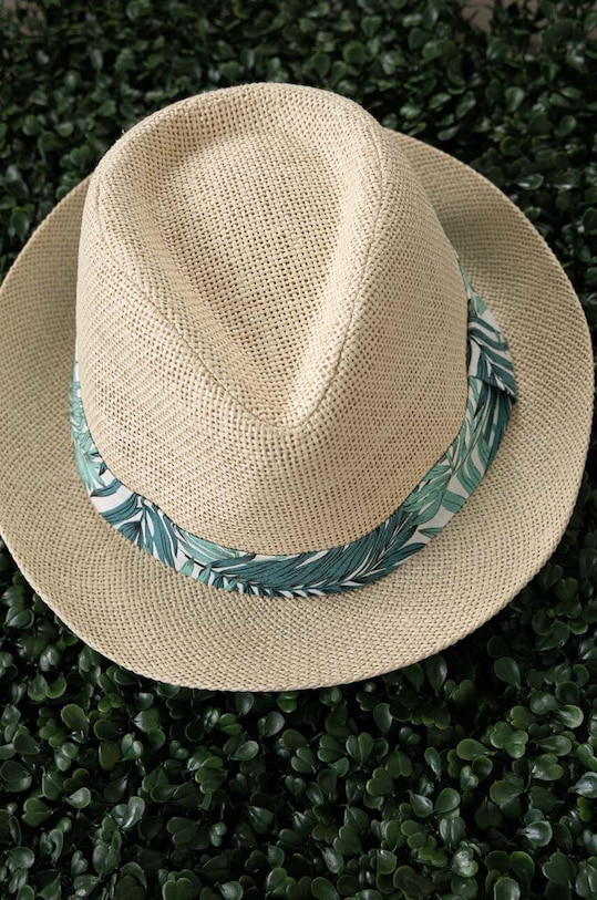 Kapelusz męski pleciony z ozdobną aplikacją kolor beżowy aplikacja beżowy RS23.CAM703